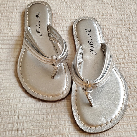 NWOT Bernardo Silver Leather Sandals - Size 6 - Picture 2 of 9
